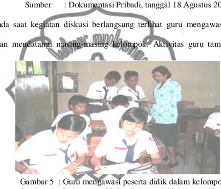 Gambar 5  : Guru mengawasi peserta didik dalam kelompok               Sumber     : Dokumentasi Pribadi, tanggal 18 Agustus 2011 