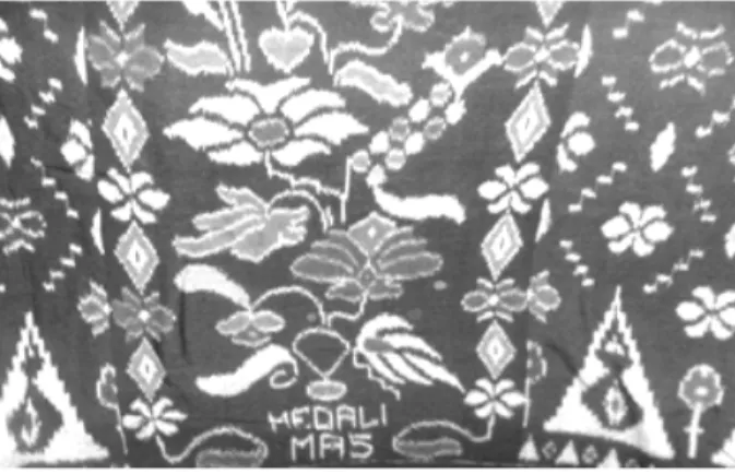 Gambar 10. Kain tenun motif Mawar Tumpuk (Foto Tri Atmoko, 15 Juni  2014).
