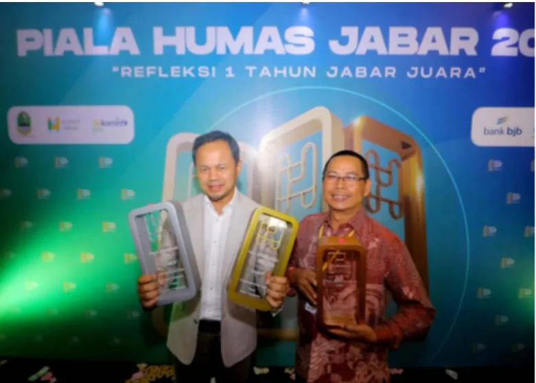 Foto 1. Wali Kota Bogor Bima Arya menerima penghargaan Ajang Humas Jabar 2020, yang digelar di Ballroom The  Trans Luxury Hotel, Kota Bandung, Jumat (9/8/2019).
