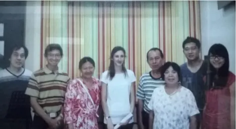 Foto 8. Ibu Felisitas Ohmar, pimpinan Sriwijaya Musik (baju motif merah putih)  bersama staff dan anggota ANZCA 