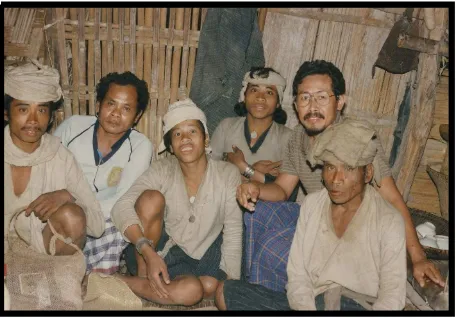 Gambar 1.  Penulis bersama keluarga Jaro Denci dan                    mantan Carik Desa Kanekes di saung huma, Cibeo 