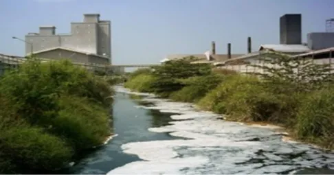 Gambar 2. Kondisi Sungai Deli Yang Tercemar oleh Limbah Industri  Sebagaimana  sektor  industri  manufaktur,  kemiskinan  juga  merupakan  indikator  lain  yang  digunakan  untuk  mengukur  tingkat  kesejahteraan  masyarakat