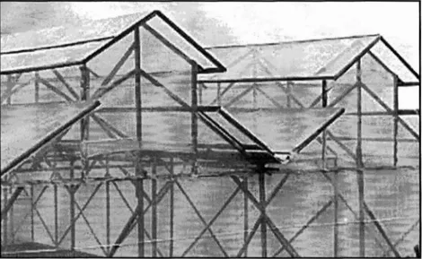 Gambar 2.8. ModiJied standard  peak  greenhouse  dengan  atap  bersusun dua (Suhardiyanto, 2002)