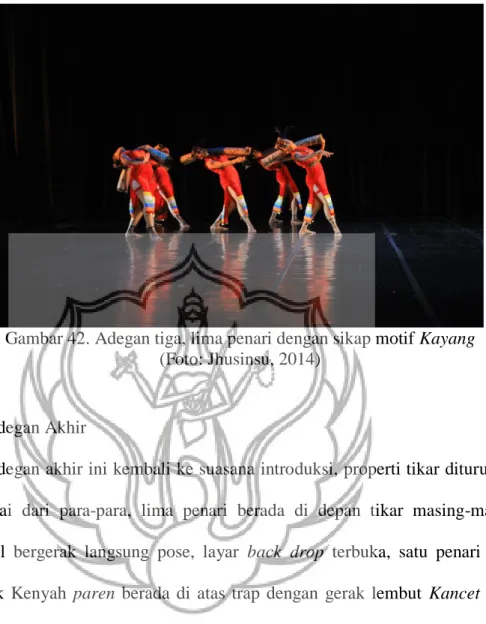Gambar 42. Adegan tiga, lima penari dengan sikap motif Kayang  (Foto: Jhusinsu, 2014) 
