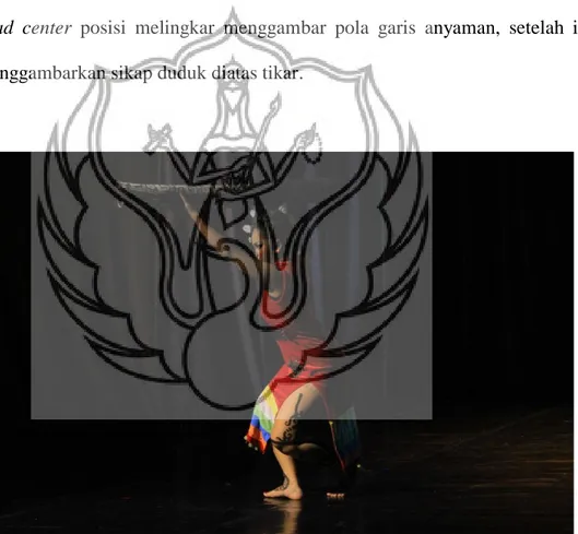 Gambar 39. Adegan tiga, satu penari putri pertama masuk stage kemudian  susul empat penari, sikap motif Nglukun Amak (Foto: Jusinshu, 2015) 