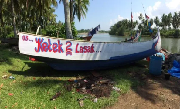Gambar 3  Kapal danish seine atau lore/dogol di Pantai Indah  Mukomuko 