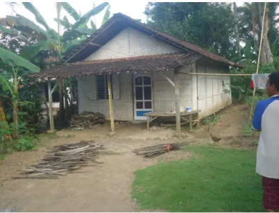 Gambar 1: Salah satu rumah tinggal buruh tani kopi kakao  Dengan kondisi kamar mandi tanpa WC sebagai berikut: 
