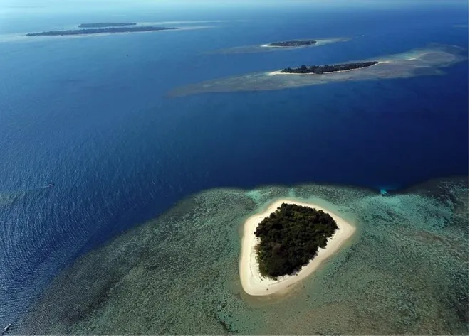 Gambar 6. Foto Udara Kepulauan Limak diambil dari Arah Pulau Bangkai (Survei 2019) 