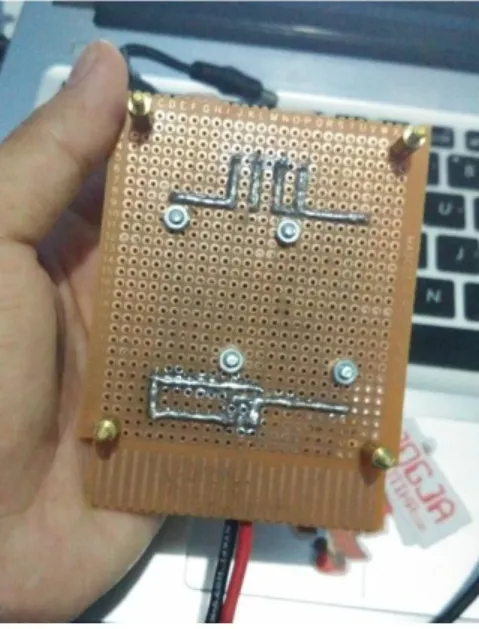 Gambar 3.9 Tampilan jalur catu daya pada PCB 