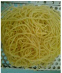 Gambar 5  Mi basah mentah keluar dari ekstruder 