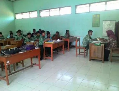 Gambar 4.6. Kegiatan bimbingan kepada siswa disela-sela  pembelajaran.  