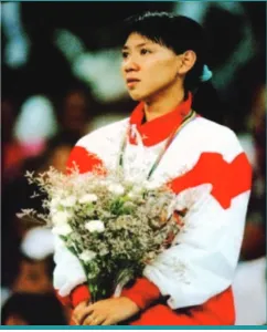 Gambar 11: Susi Susanti dengan Berlinang Air Mata Menatap Bendera Merah Putih Berkibar di Olimpiade Bercelona