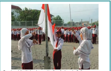 Gambar 2.4 Siswa sedang melaksanakan upacara bendera