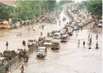 Gambar 2.10 : Kemacetan akibat banjir melanda jalan tol di Tangerang-Merak, Jakarta 6 Februari 2007 