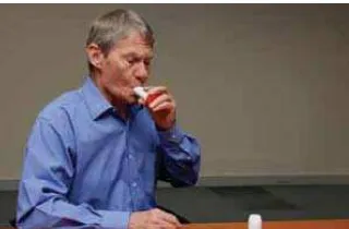 Gambar 2.  baik dengan bibir di sekeliling  Diskus menunjukkan posisi yang benar dari inhaler dan segel mouthpiece (dikutip dari National Asthma Council Australia, 2008)  