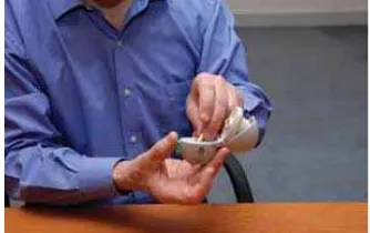 Gambar 4.  Handihaler kapsul baru yang menunjukkan sedang dimuat (dikutip dari National Asthma Council Australia, 2008)      