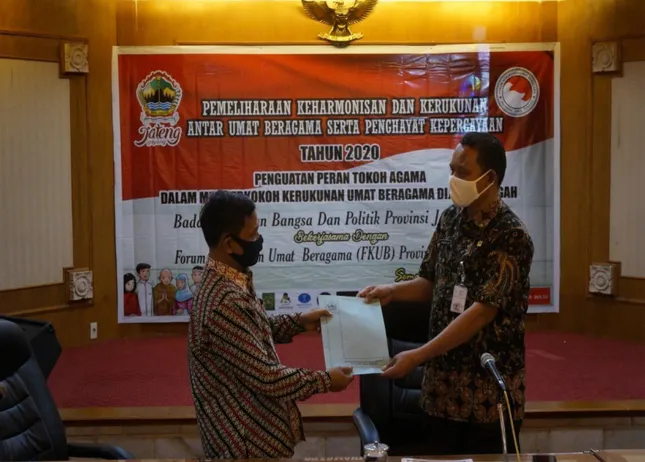 Gambar  diatas  pelaksanaan  Kegiatan  Penguatan  Peran  Tokoh  Agama  dalam  Memperkokoh Kerukunan Antar Umat Beragama di Jawa Tengah 