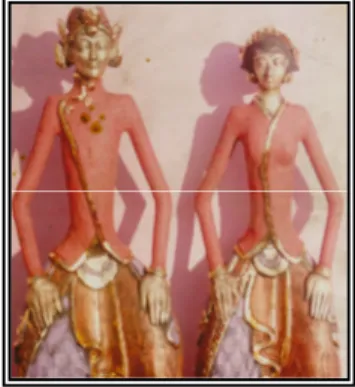 Foto  2:  Disain  Produk  Keramik  Kasongan  ber- ber-bentuk  Patung  Roro  Blonyo.  Disain  tersebut  dipelopori  oleh  Mahasiswa  Institut  Seni   Indo-nesia  Yogyakarta  Fakultas  Seni  Rupa  dan  Disain sekitar tahun 1990-an