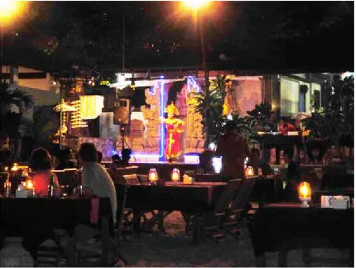 Foto 2. Sebuah cafe di Kedonganan mementaskan tari Bali sebagai hiburan.
