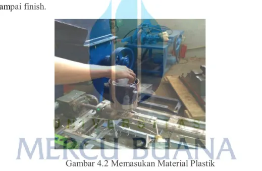 Gambar 4.2 Memasukan Material Plastik 