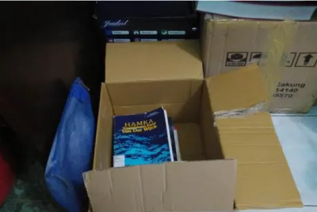 Gambar III. 22. Koleksi buku perpustakaan yang berantakan di rak buku 