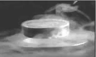 Gambar 3. Bahan superkonduktor dapat melayangkan magnet di atasnya  (Ismunandar, 2002)