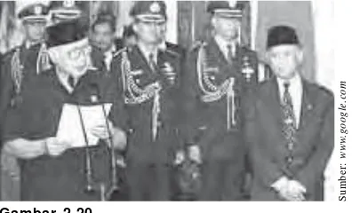 Presiden Soeharto untuk menan-datangani surat pengunduran diriGambar 2.20Masa Orde Baru resmi berakhir dengan adanya