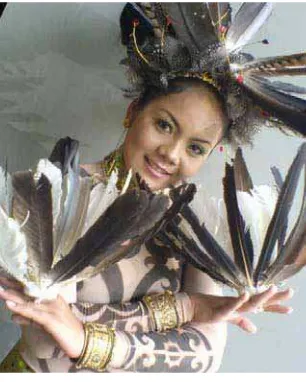Gambar 4.5-4.8 Searah Jarum jam kostum Kostum Tari Anniem (Riau), Katiak (Sumbar) 