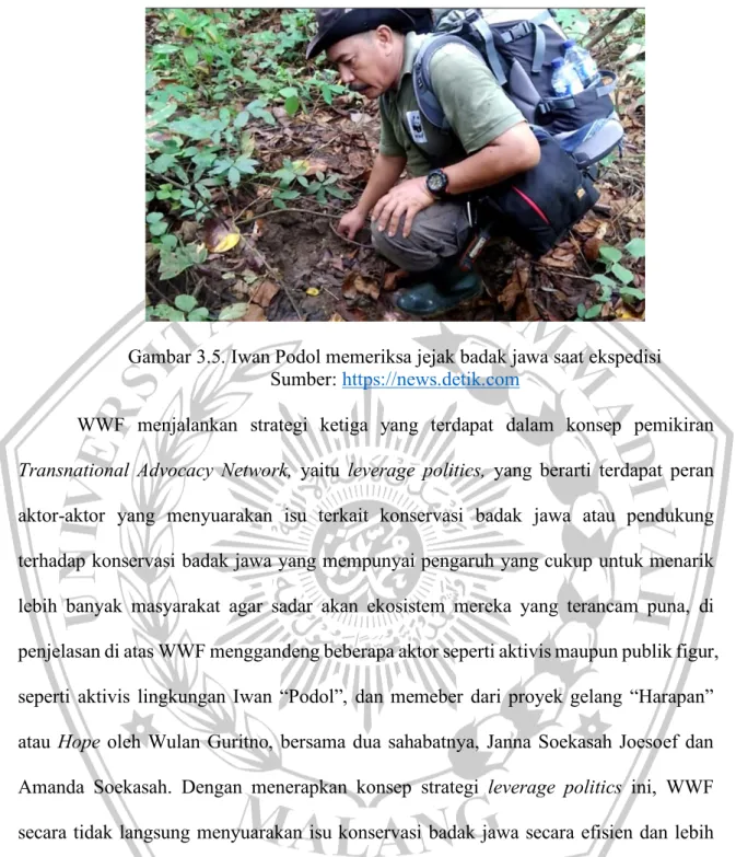 Gambar 3.5. Iwan Podol memeriksa jejak badak jawa saat ekspedisi  Sumber: https://news.detik.com 