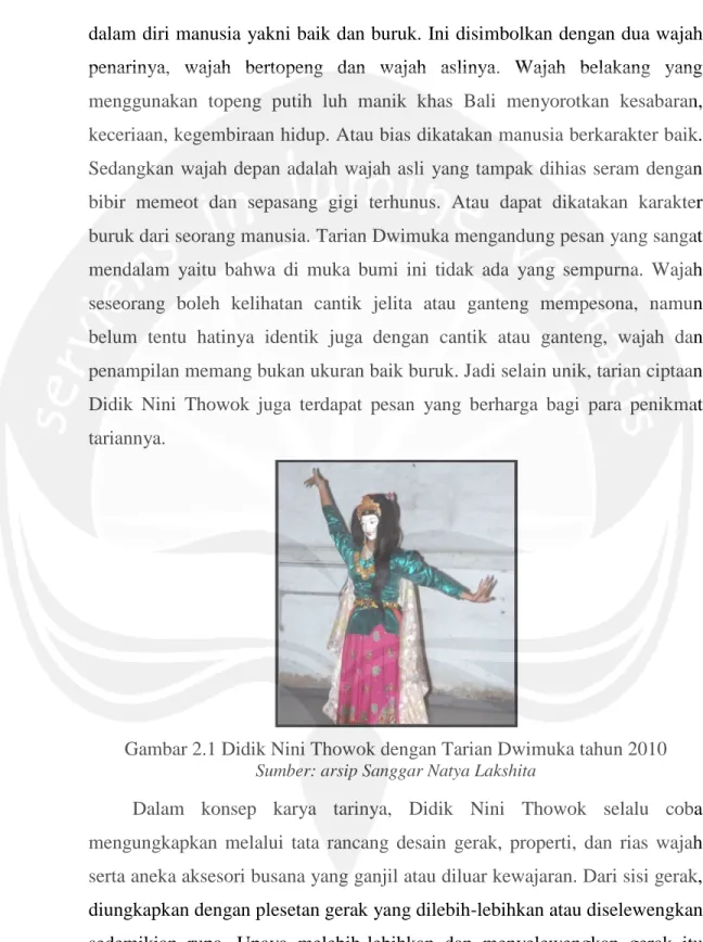 Gambar 2.1 Didik Nini Thowok dengan Tarian Dwimuka tahun 2010  Sumber: arsip Sanggar Natya Lakshita 