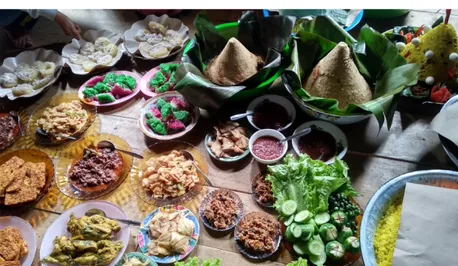 Gambar 5. Makanan yang disuguhkan untuk para menak (tamu) dalam  Tradisi Mapag Menak 