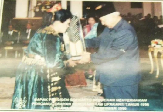 Gambar 6. Presiden memberikan penghargaan pada peserta lomba Upakarti. 