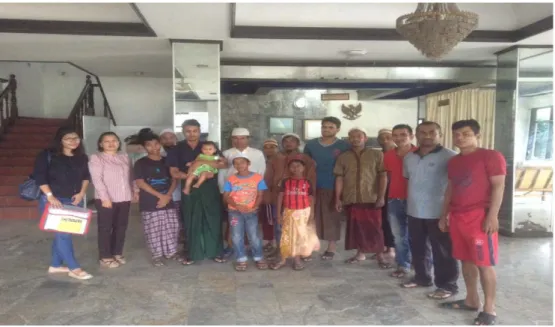 Gambar 6: Foto bersama dengan pengungsi Rohingya di Hotel Pelangi  Medan 