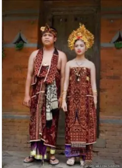 Gambar 3 Pakaian adat upacara Matruna Nyoman  dan Madaha. 