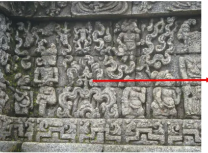 Gambar Tumbuhan dan gunung dalam relief Arjuna sedang bertapa. 