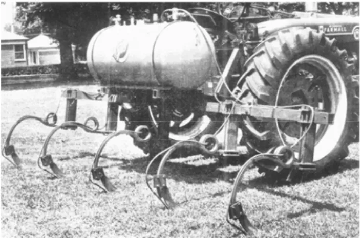 Gambar 3. Penyalur amonia anhydrid yang dipasang pada traktor. (Kepner  1978) 