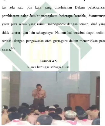 Gambar 4.5 Siswa bertugas sebagai Bilal 