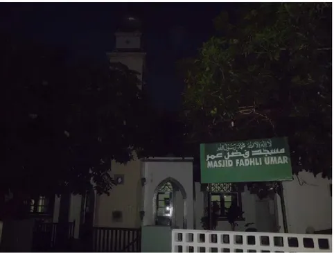 Gambar 1. Masjid Fadhli Umar Kota Baru. Masjid anggota JAI   (Dokumentasi penulis yang diambil pada tanggal 1 Juli 2012) 