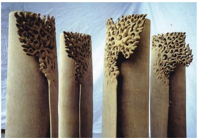 Gambar 4.1 I. Ketut Nurija, Konigurasi 1, Keprihatinan, 1998. Fire Clay, tinggi 50 cm