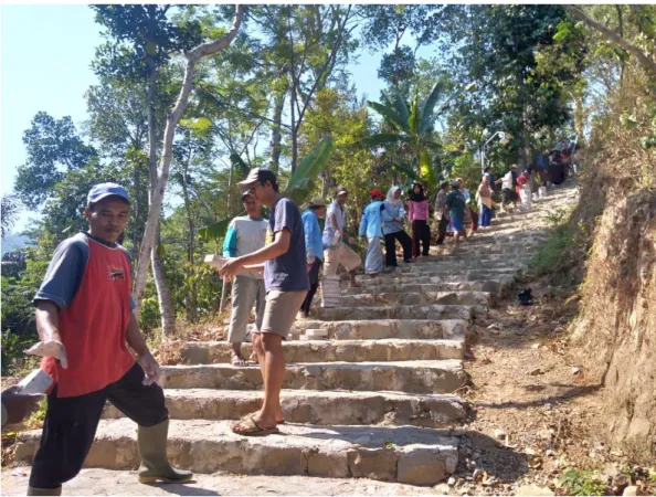 Gambar 3.  Gotong Royong Pembangunan Makam Leluhur Desa Kyai Mustajab  (Sumber: Dokumentasi Tim KKN 2019) 