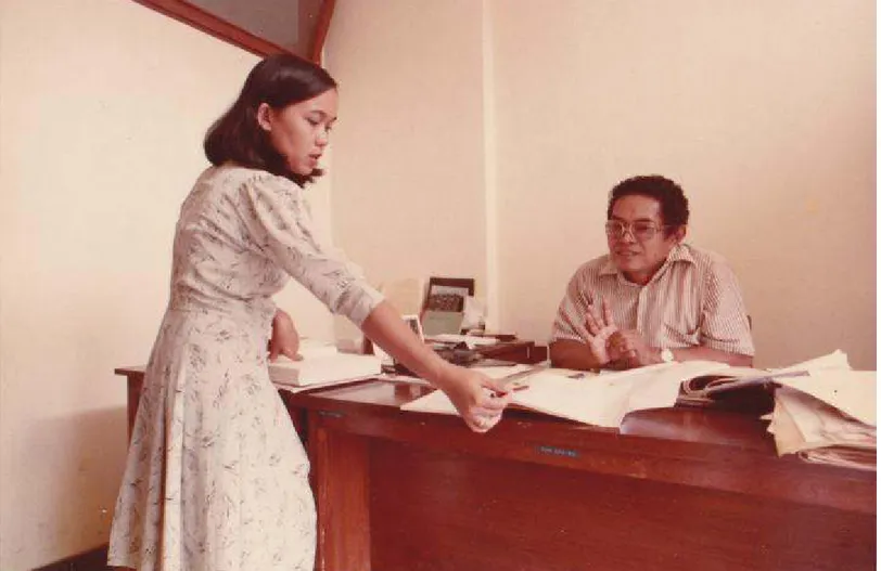 Gambar 3 : Pak Boeadi sedang mendengarkan presentasi anak didik, staff muda MZB bagian her- her-petology di tahun 1985 