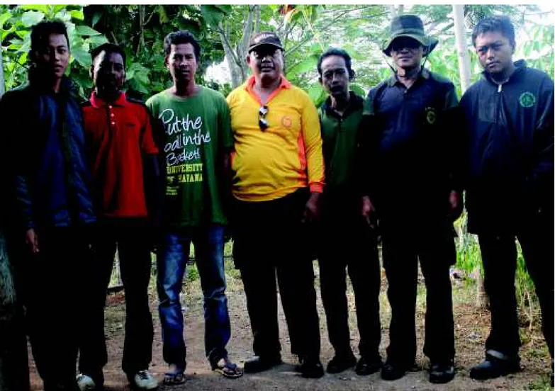 Foto survei lokasi didampingi oleh para petugas Kehutanan KPH  P. Kangean yang diketuai oleh Bapak Joko (Baju Kuning)