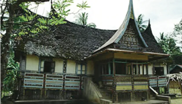 Gambar 9. Rumah Gadang yang memiliki material batu pada pondasinya, kayu pada  tiangnya, dan ijuk pada atapnya.