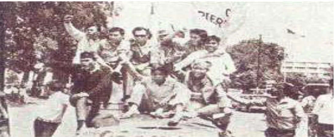 Gambar II.4: Demonstrasi Tritura oleh mahasiswa pada 1966, salah satunya menuntut  penurunan harga bahan pokok (sumber: s-kisah.blogspot.com) 