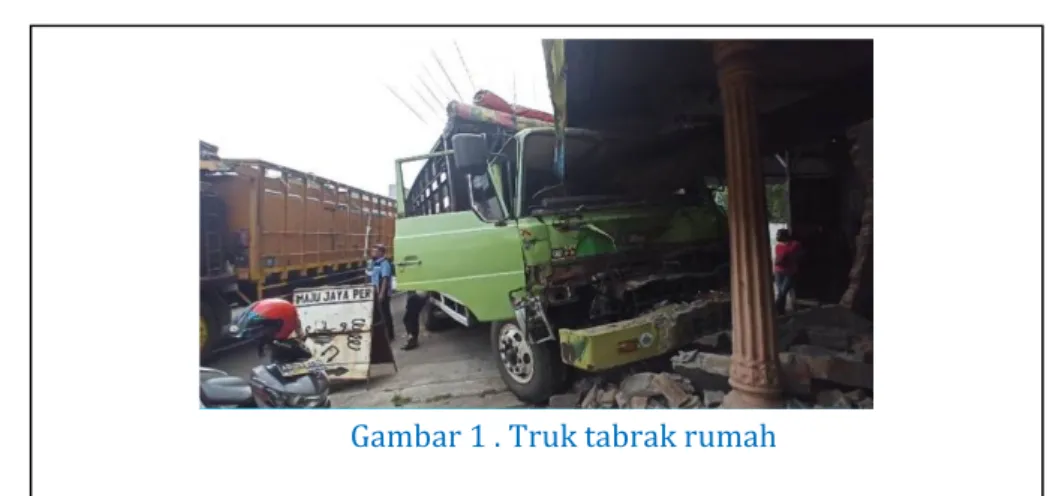 Gambar 1 . Truk tabrak rumah
