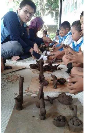 Figure 2. Assistance given by teachers to students of TK Pandeyan 2 Kindegarten of Sukoharjo inSurakarta residency in the process of ceramic art learning.