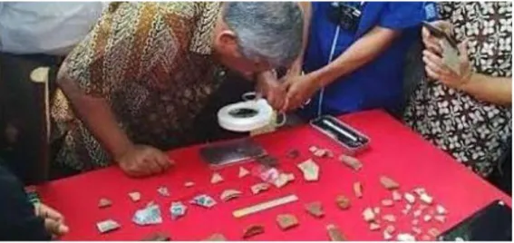 Gambar 6. Menteri Pendidikan &amp; Kebudayaan artefak tembikar / gerabah hasil  temuan situs Gunung Padang 