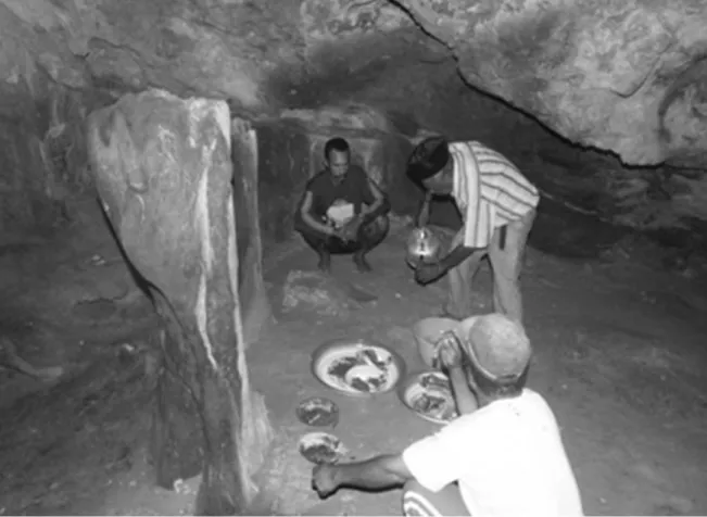 Gambar 2.  Tradisi upacara sesajen di Gua  Sosoraweru (dokumentasi Balai Arkeologi Jayapura)