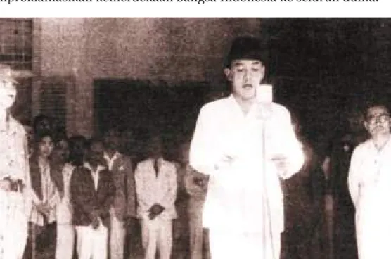 Gambar 1.8  Pembacaan Teks Proklamasi Kemerdekaan Indonesia oleh Ir. Soekarno