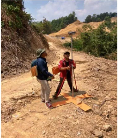 Gambar 11. Pengukuran Salah Satu Koordinat GCPs di  Lapangan.